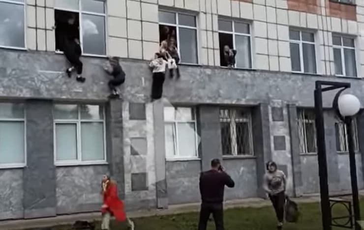רוסיה מסע ירי ב אוניברסיטה ב פרם סטודנטים קופצים מה חלונות כדי לברוח