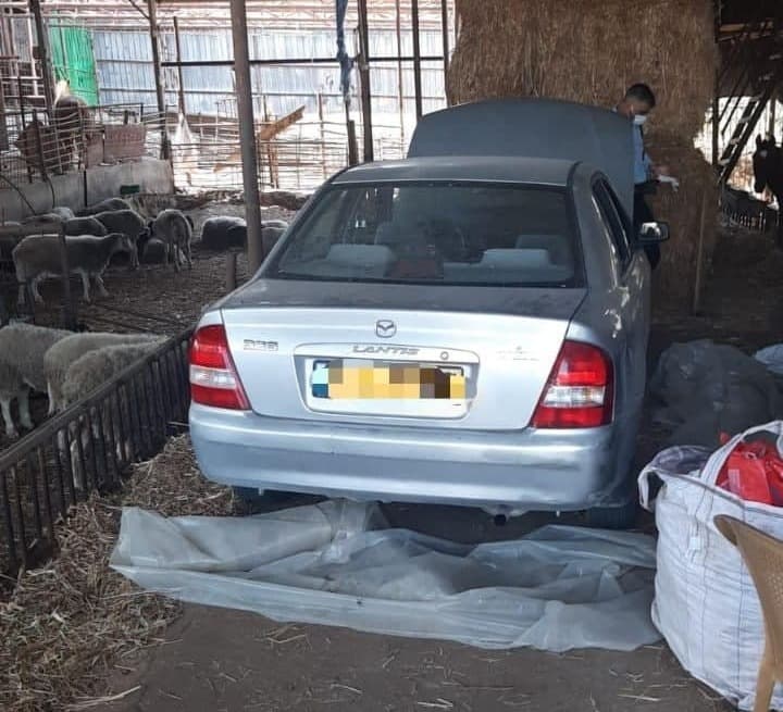 רכב מאזדה מוחבא בדיר לאחר אירוע הירי בכפר בגליל