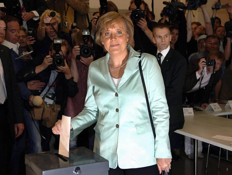 קנצלרית גרמניה אנגלה מרקל מצביעה בבחירות ב 2005