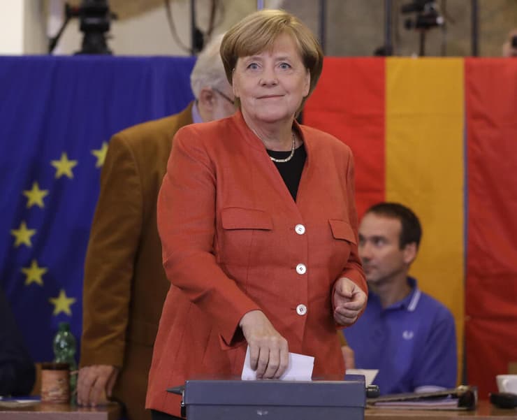 גרמניה קנצלרית אנגלה מרקל מצביעה ב בחירות ב 2017