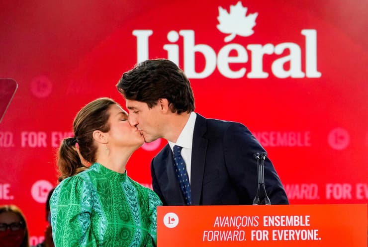 ראש ממשלת קנדה ג'סטין טרודו מתנשק עם אשתו ב נאום ניצחון ב מונטריאול אחרי ה בחירות 