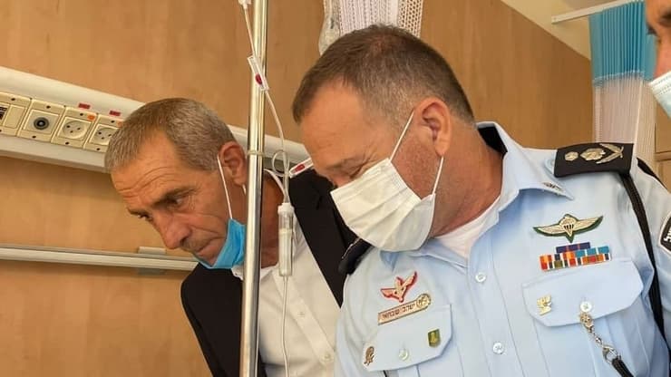 המפכ''ל רב ניצב קובי שבתאי מבקר את השוטר הפצוע בבית החולים גליל מערבי בנהריה