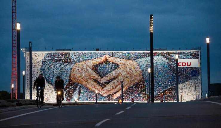 קנצלרית גרמניה אנגלה מרקל אחיזת ידיים מפורסמת יהלום כרזת בחירות 2013