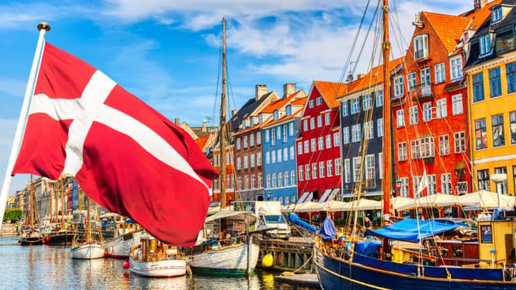 קופנהגן בירת דנמרק. הרוזנת זועמת: "שוללים מהילדים את זהותם" 