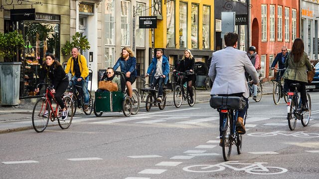 יותר זוגות אופניים מאזרחים. רכיבה על אופניים בקופנהגן