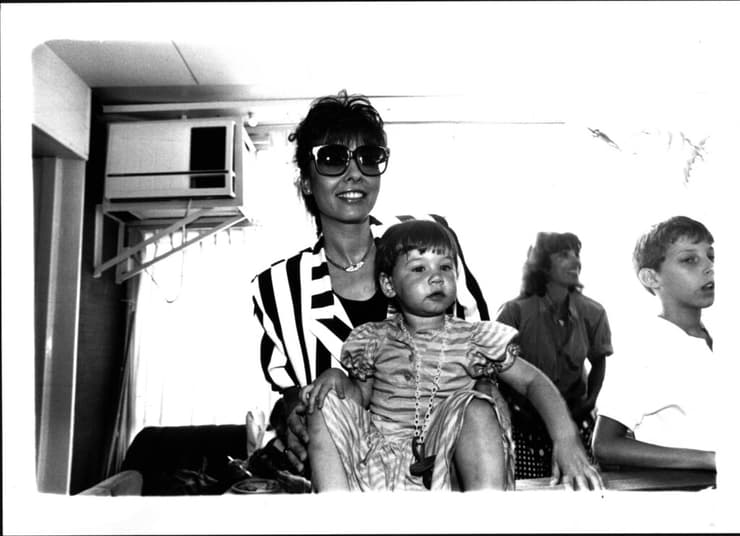 ירדנה ארזי עם בתה אלונה, 1988