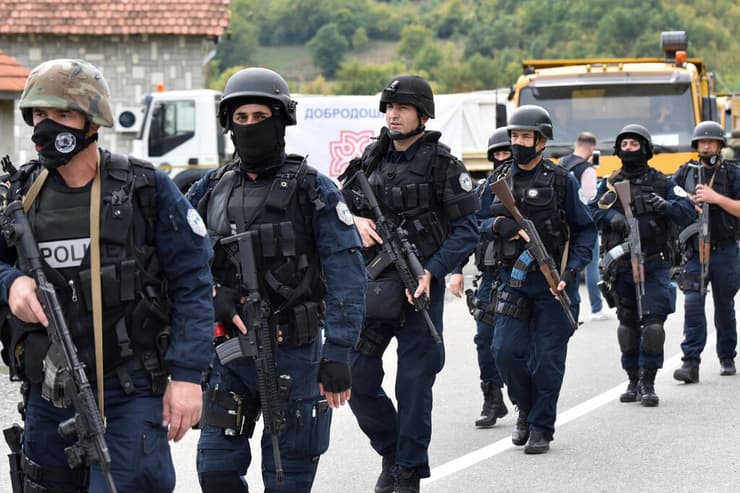 שוטרים מ קוסובו בגבול עם סרביה 