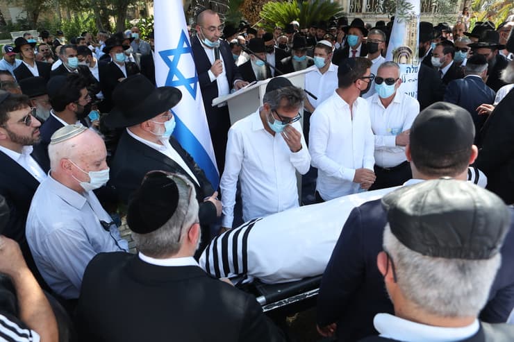 מאות ליוו בצהריים את השר וחבר הכנסת לשעבר אהרון אבוחצירא למנוחת עולמים בבית העלמין בעיר רמלה