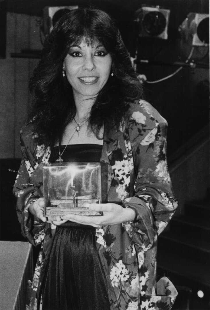 ירדנה ארזי מקבלת את פרס כינור דוד, 1984