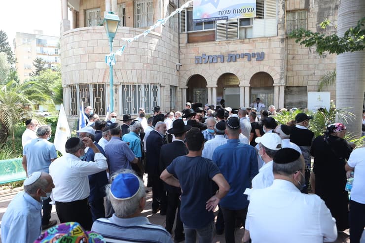 מאות ליוו בצהריים את השר וחבר הכנסת לשעבר אהרון אבוחצירא למנוחת עולמים בבית העלמין בעיר רמלה