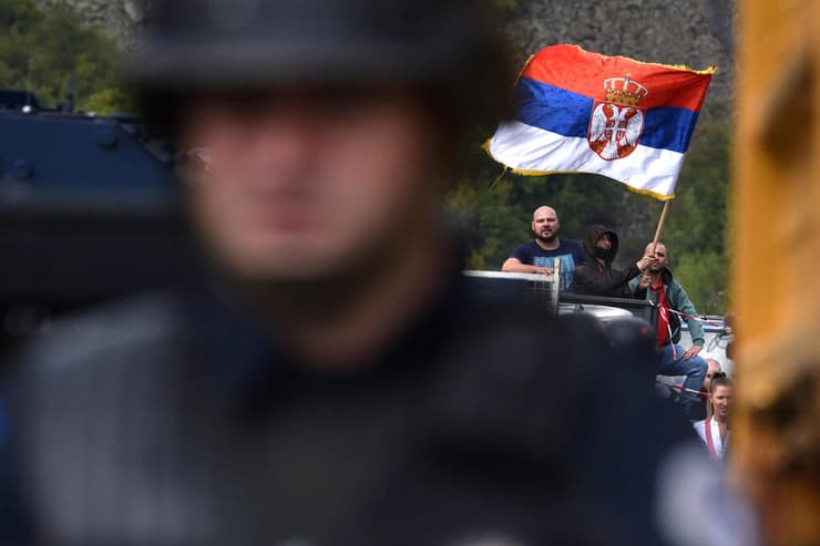 מפגינים מהמיעוט הסרבי חוסמים את גבול קוסובו ו סרביה