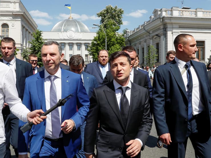 נשיא אוקראינה וולודימיר זלנסקי עם העוזר סרגי שפיר 