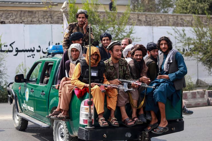 לוחמי טליבאן סיור ב קאבול אפגניסטן