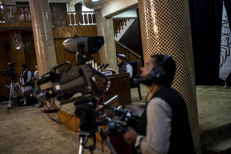 מסיבת עיתונאים של דובר ה טליבאן ב אפגניסטן
