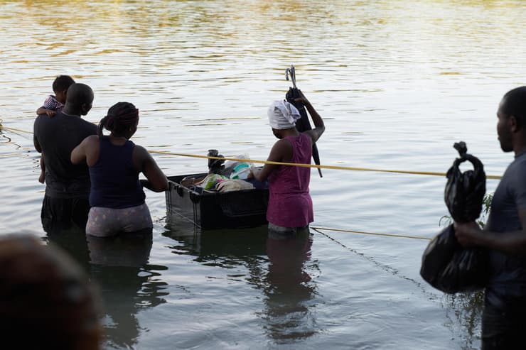 מהגרים מ האיטי חוצים את נהר ריו גרנדה בגבול מקסיקו ו ארה"ב