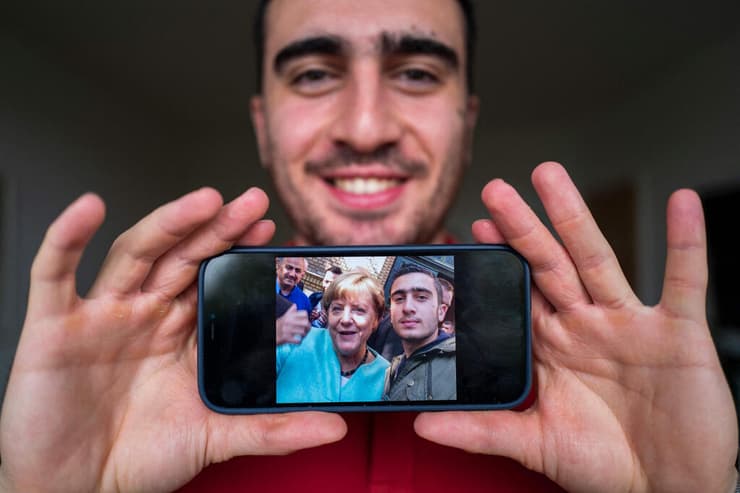 גרמניה אנאס מודמאני פליט סורי שהצטלם עם אנגלה מרקל
