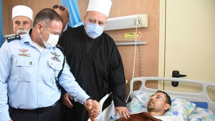 קובי שבתאי הגיע לבקר את השוטר אמיר אבו ריש שנפצע באירוע דריסה בעיר