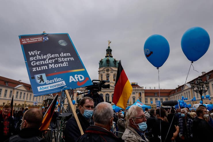 תומכי מפלגת הימין הקיצוני "אלטרנטיבה לגרמניה" בעצרת בברלין ביום שישי 