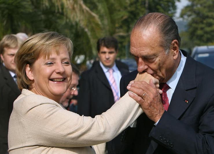 זוכה לנשיקה מנשיא צרפת ז'אק שיראק ב-2006 
