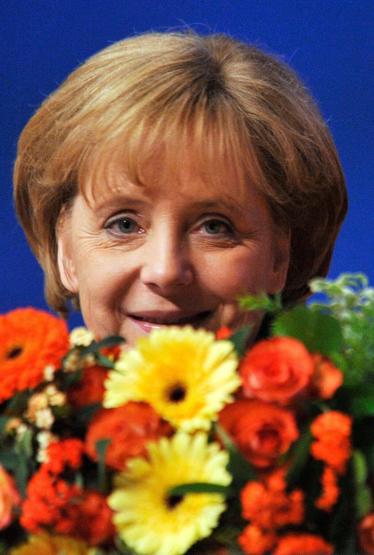 בין הפרחים, אחרי שנבחרה מחדש למנהיגת מפלגתה ב-2008 