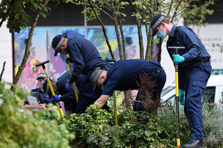 בריטניה רצח המורה סבינה נסה חוקרים שוטרים מחפשים ב פארק ב לונדון שבו נרצחה
