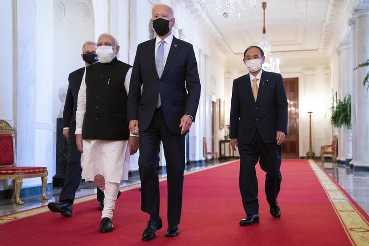 נשיא ארה"ב ג'ו ביידן לצד ראש ממשלת הודו נרנדרה מודי ו ראש ממשלת אוסטרליה סקוט מוריסון ו ראש ממשלת יפן יושיהידה סוגה בפסגה של מדינות הקוואד הבית הלבן ארה"ב
