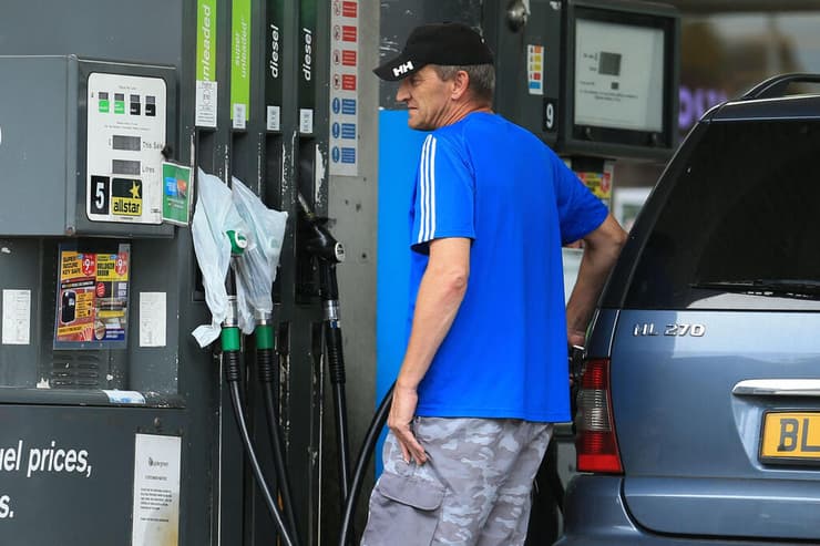 בריטי ממלא דלק של BP. הממשלה מאותתת על הקלות בוויזה לנהגי משאיות
