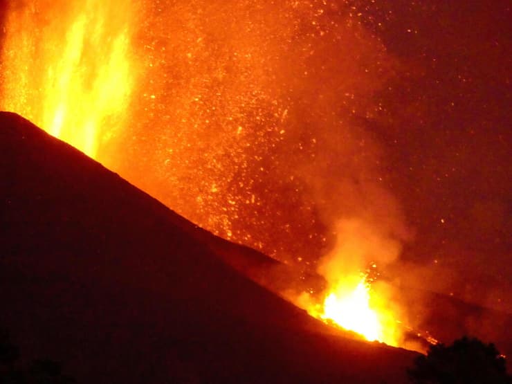 לבה התפרצות הר געש באיים הקנריים ספרד 