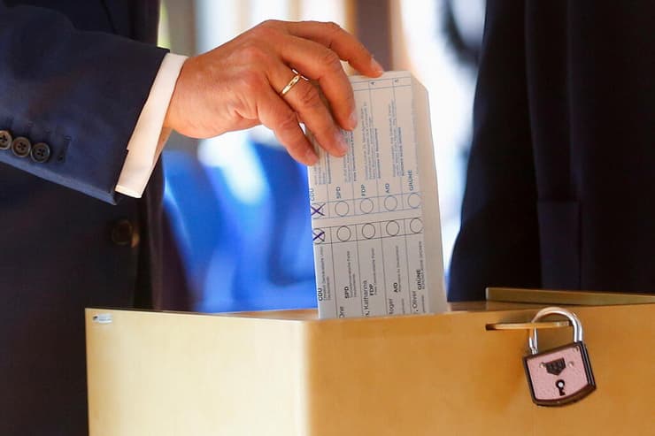 גרמניה בחירות ארמין לאשט לאשט מצביע וחושף בטעות את ההצבעה שלו בניגוד לחוק