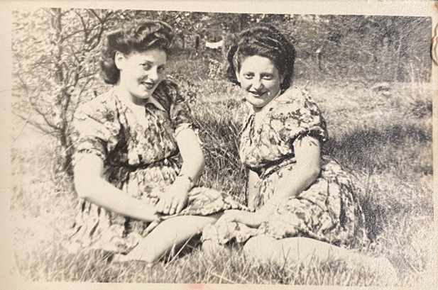 האחיות ידוויגה (משמאל) ופליציה