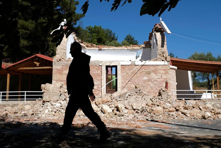 רעידת אדמה יוון הרס ב כנסייה ב עיירה ארקלוצ'ורי באי כרתים