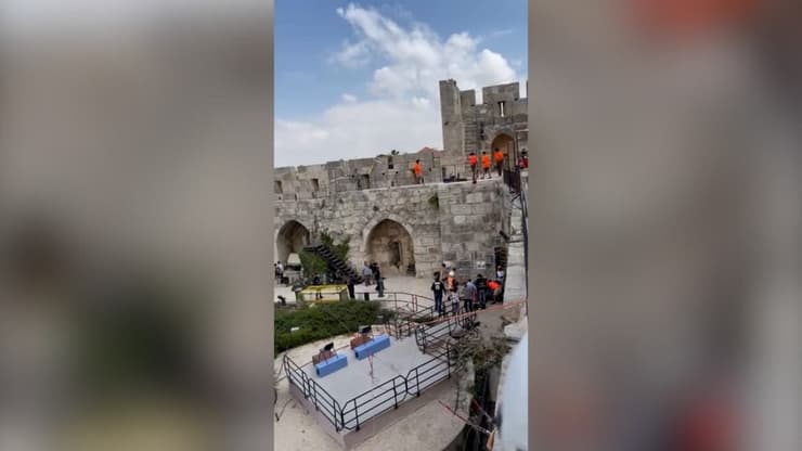 אדם נפל בפארק חבלים במוזאון מגדל דוד בירושלים ונפצע קשה 