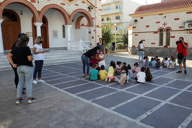 רעידת אדמה יוון ילדים מפונים ב הרקליון באי כרתים