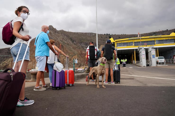 התפרצות הר געש קומברה ויאחה ב אי לה פאלמה לה פלמה ספרד האיים הקנריים הקנאריים תיירים מחכים לעזוב