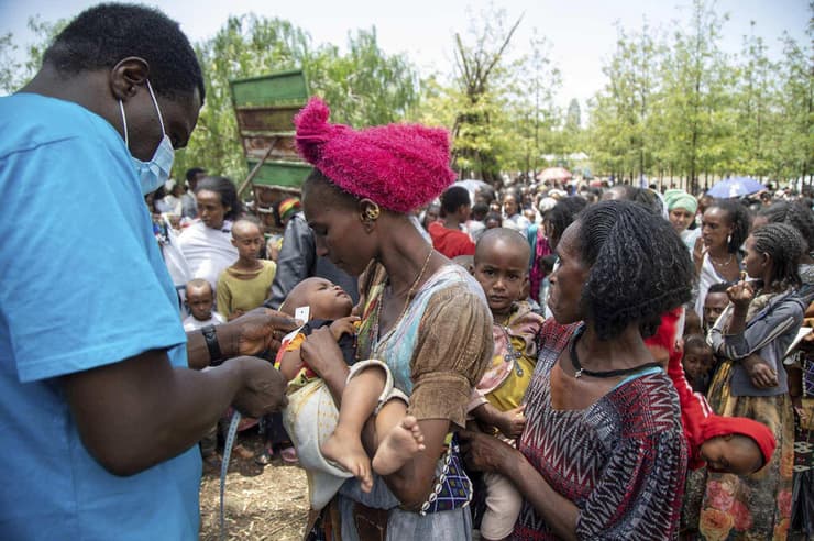 אתיופיה רעב תיגראי אם ו ילד שנבדק אם הוא סובל מ תת תזונה