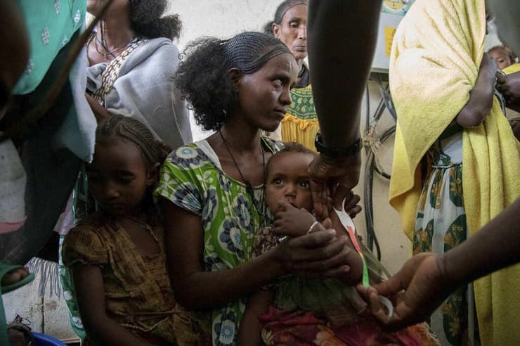 אתיופיה רעב תיגראי אם ו ילד שנבדק אם הוא סובל מ תת תזונה 