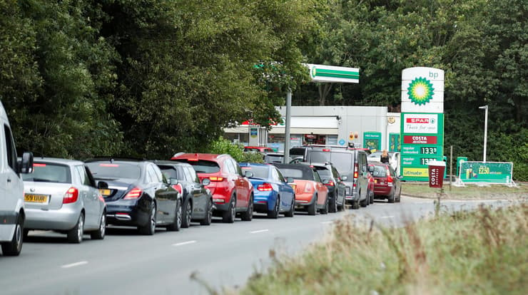 בריטניה מחסור דלק תור ל תחנת דלק