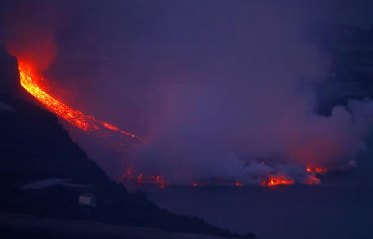 התפרצות הר געש קומברה ויאחה ב אי לה פאלמה לה פלמה ספרד האיים הקנריים הקנאריים לבה מגיעה לים