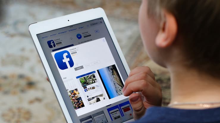 ילד עם אפליקציית פייסבוק