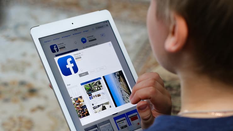 ילד עם אפליקציית פייסבוק