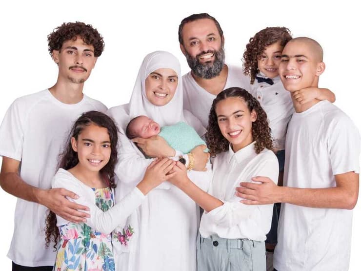 באקיזה עאשור סיקסיק עם בעלה רמזי וששת ילדיהם