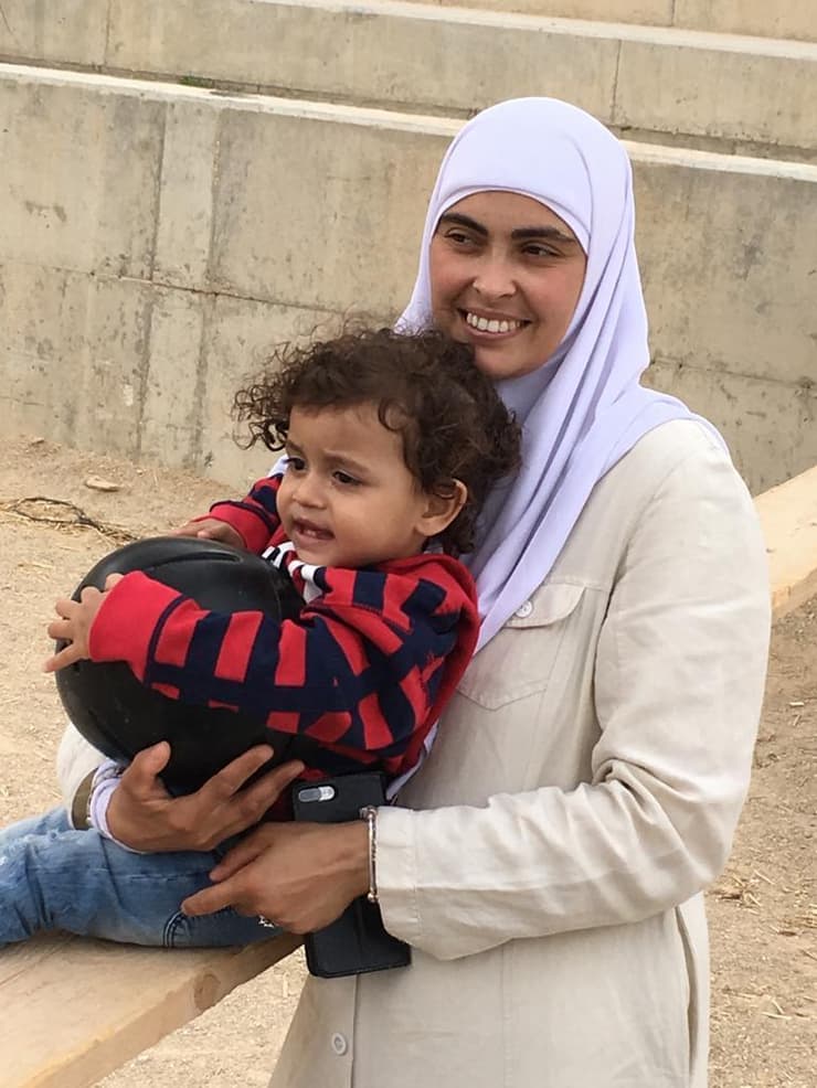 באקיזה עאשור סיקסיק ובנה. האישה הראשונה שנבחרה למועצה האיסלמית ביפו 