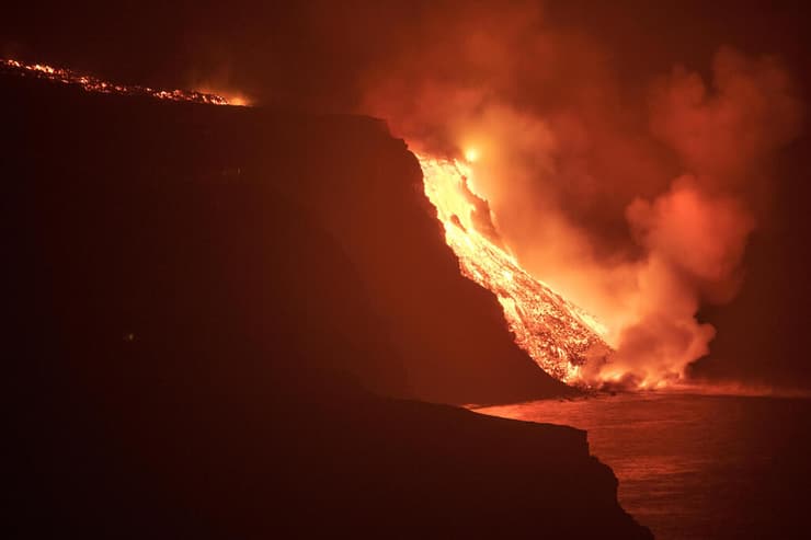 התפרצות הר געש קומברה ויאחה ב אי לה פאלמה לה פלמה ספרד האיים הקנריים הקנאריים לבה מגיעה לים