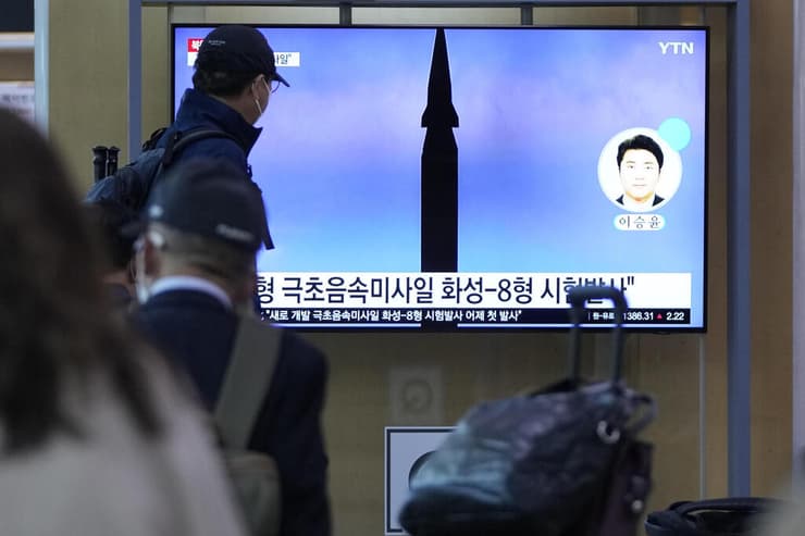 צפון קוריאה ניסוי ב טיל על קולי מסך בתחנת רכבת ב סיאול דרום קוריאה