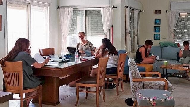 סדנת כתיבה של איריס אליה בטבעון. תרפיה דרך המילים