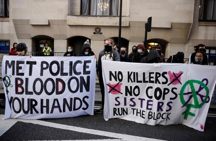 בריטניה רצח שרה אוורארד משפטו של השוטר הרוצח וויין קאזנס מפגינים בחוץ