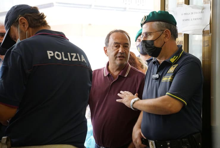 דומניקו לוקאנו ראש עיירה ב איטליה סייע למהגרים ונשלח למאסר