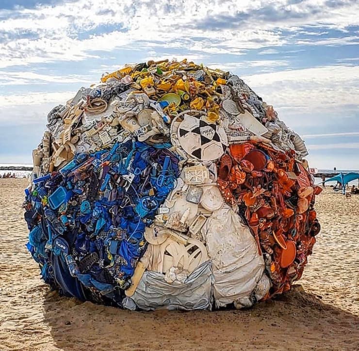 כדור הים העצום, הבנוי מאלפי צעצועים שהושלכו לאשפה, אותו הציבה טלי טנא צ'צ'קס על חוף תל אביב