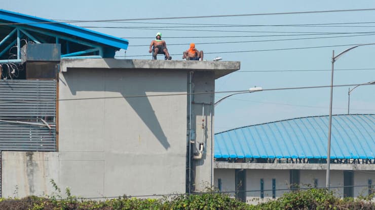 משתזפים על גג הכלא באקוודור אחרי המהומות