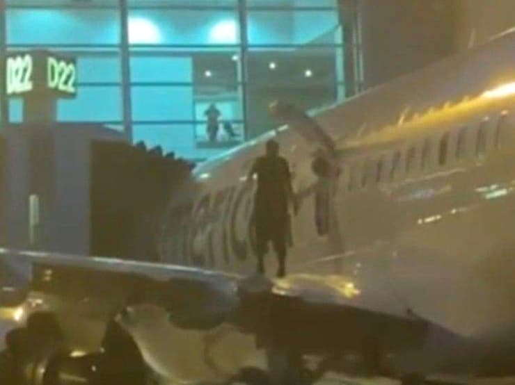 ארה"ב מיאמי מחפשים נוסע שיצא מיציאת החירום וצעד על כנף מטוס